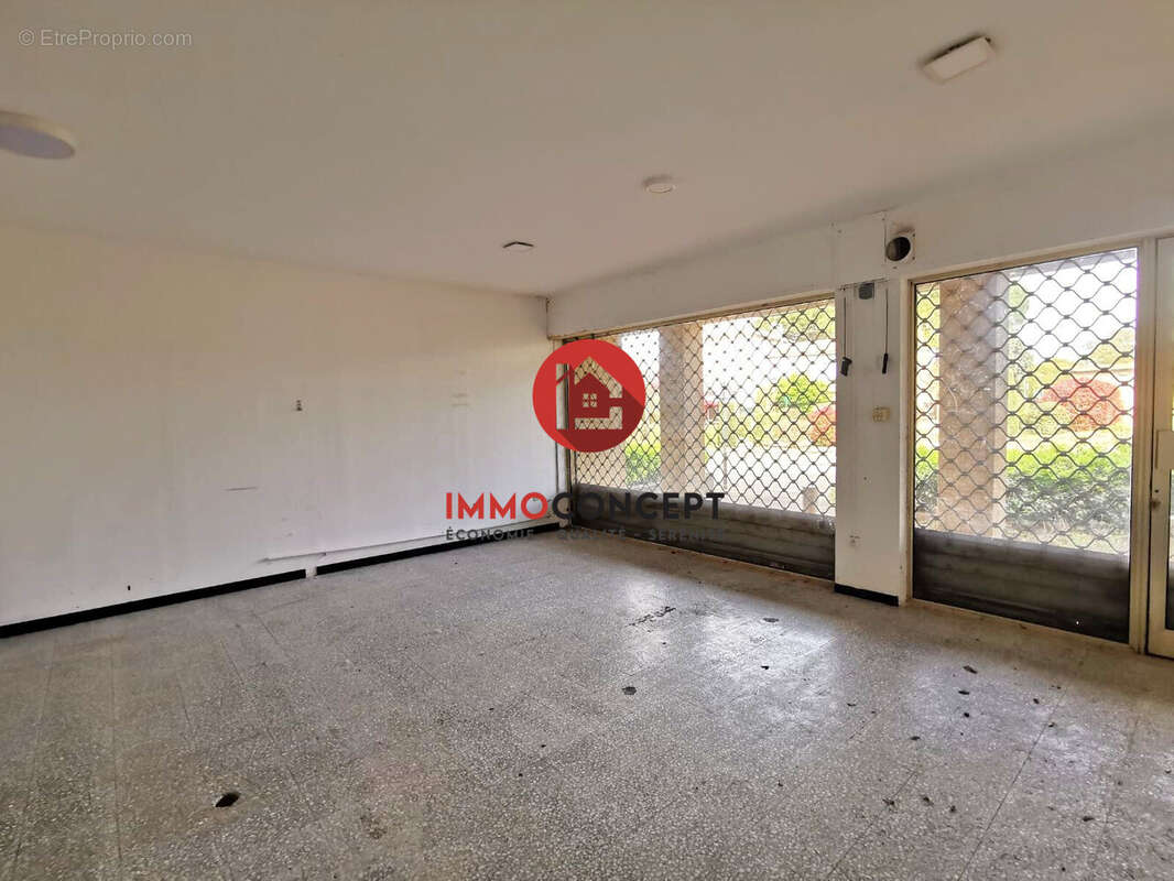 Commerce à LAUDUN-L'ARDOISE