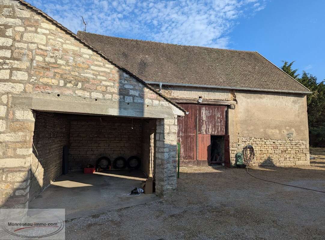 Sevrey, 1ère couronne de Chalon-sur-Saône, longère de 254 m² avec dépendances sur terrain de 5 000 m² - photo 2