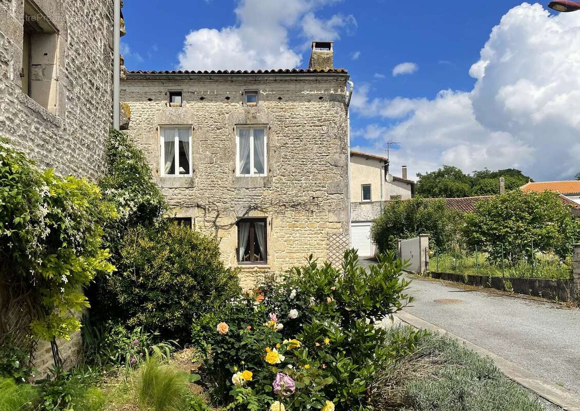 Maison à SAINT-PIERRE-DE-JUILLERS