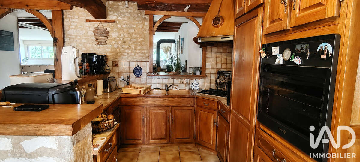 Maison 180 m² à La Tour-Saint-Gelin  - photo 6