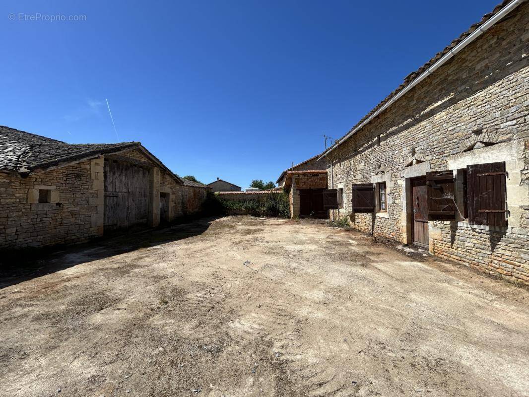 Maison à CLUSSAIS-LA-POMMERAIE