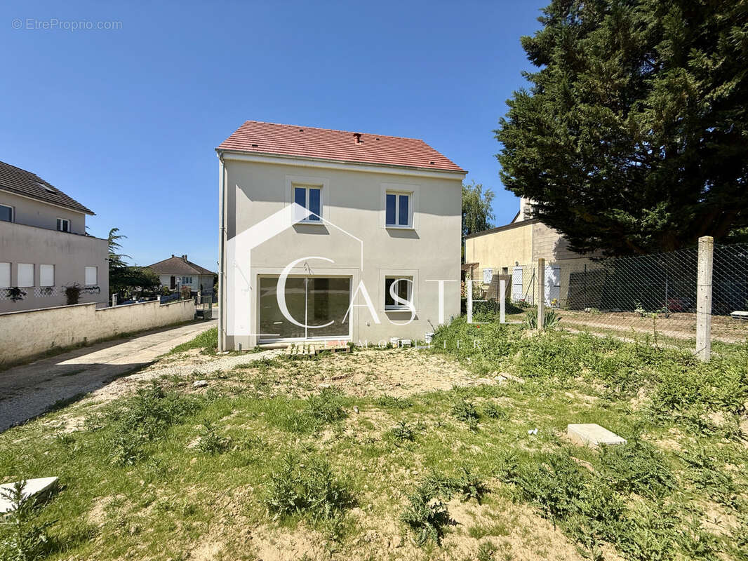 Maison à MORAINVILLIERS