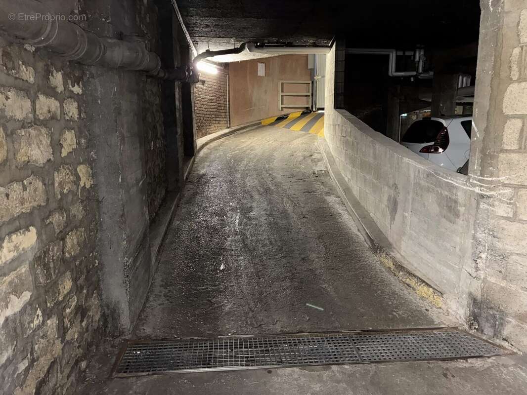 Parking à PARIS-11E