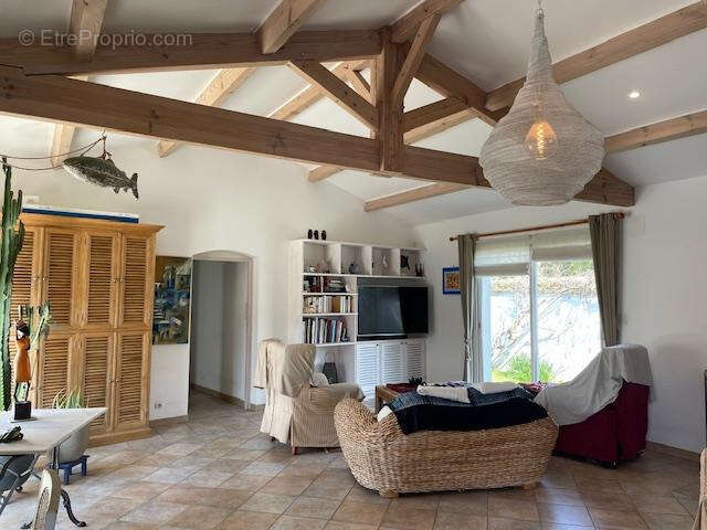 Élégante maison avec piscine et jardin paysager dans un environnement privilégié - photo 12