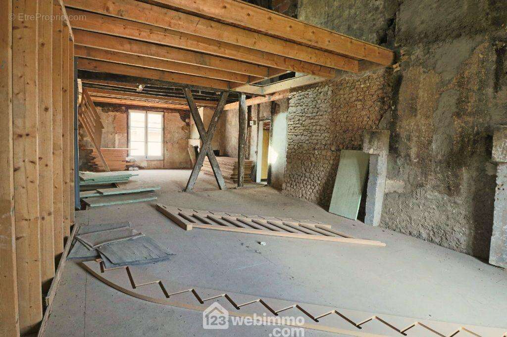 Au 2ème étage, un plateau en duplex de 127 m2 habitables : - Appartement à POITIERS