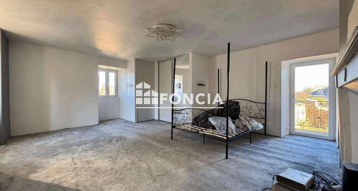 Maison à SALLES-CURAN