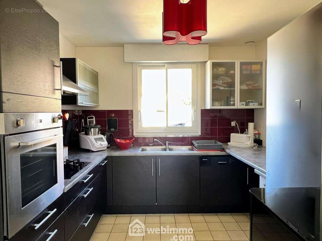 A proximité on trouve une cuisine aménagée et équipée et une arrière cuisine très fonctionnelle. - Maison à MONTREUIL-JUIGNE