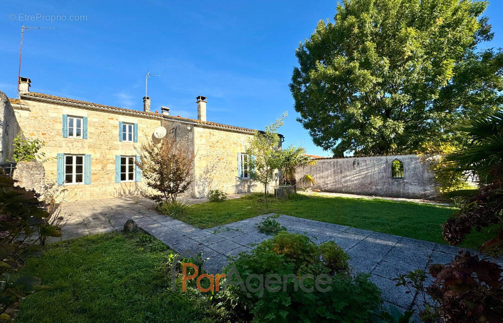 Maison à CHAILLEVETTE