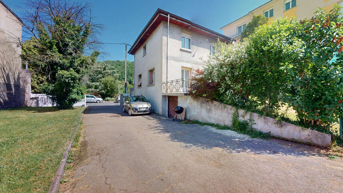 Maison à LE CHAMBON-FEUGEROLLES