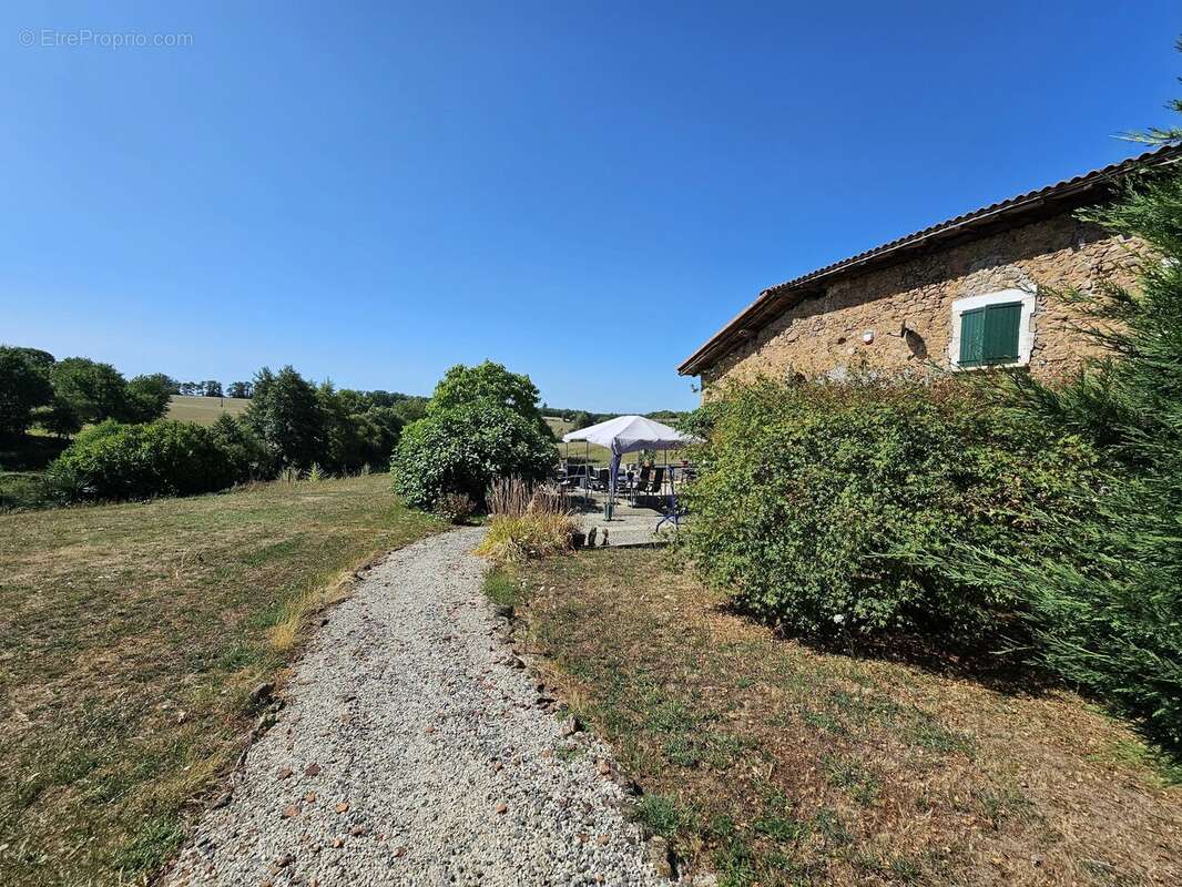 Grange exceptionnellement rénovée avec dépendances, atelier et vue panoramique. - photo 19