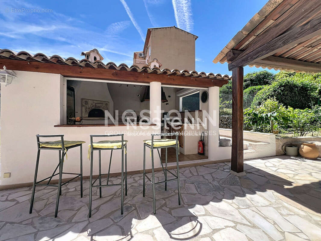 Golfe-Juan - Maison 5P 126 m² + Appartement indépendant 3P 98 m² - Terrain 1 480 m² - Sous-sol 70 m² - Parkings - Proche mer - photo 7