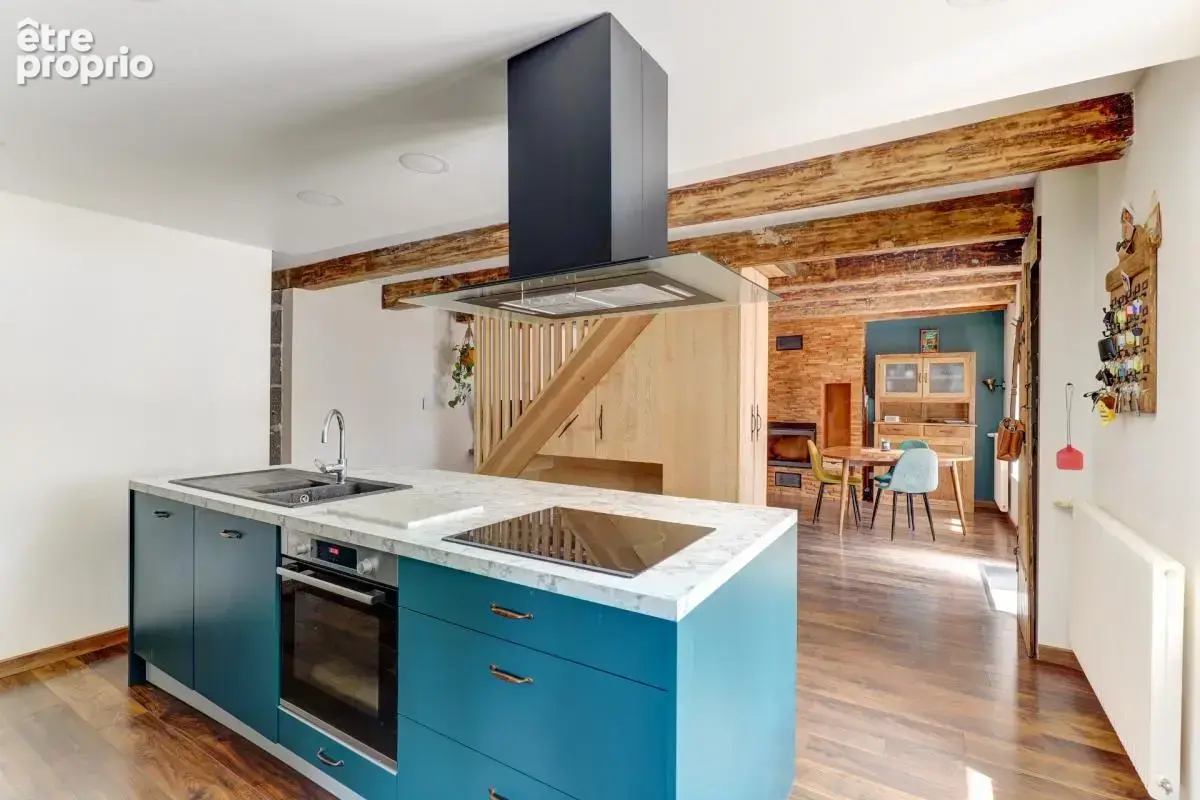 Propriété de caractère de 290 m² bâtis, Saint-Pierre-Roche — Maison rénovée 130 m² + grange de 160 m² à restaurer - photo 8