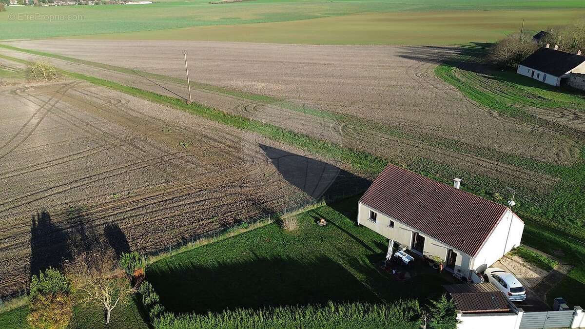 Maison à VILLETHIERRY
