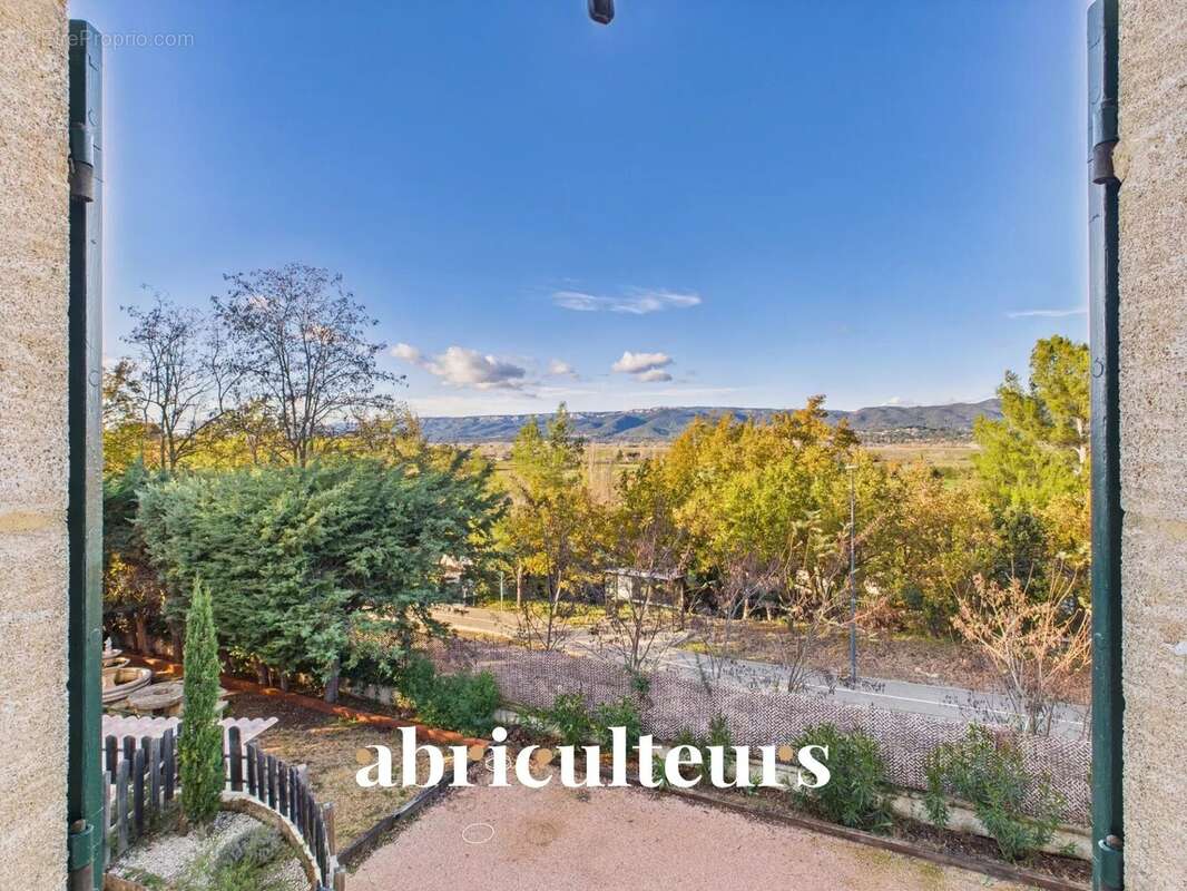 Maison à LA ROQUE-D&#039;ANTHERON