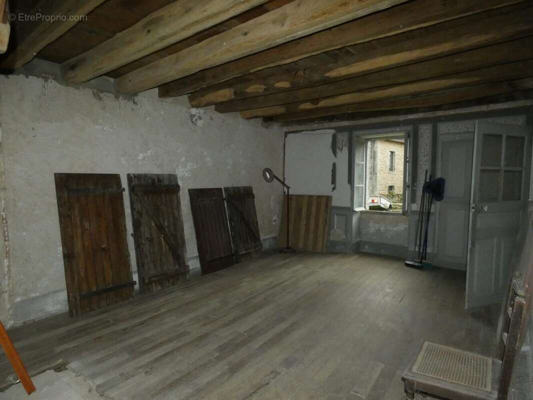 Maison à SAINT-MEDARD-LA-ROCHETTE