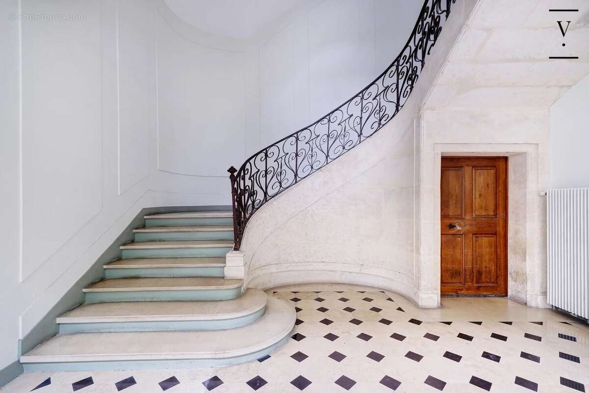 Paris IV – 2P - Dernier étage dans un hôtel particulier - photo 4