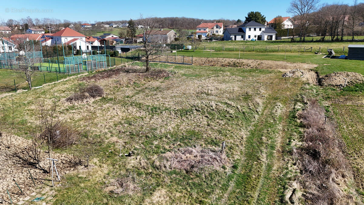 Terrain à DOMEVRE-SUR-AVIERE