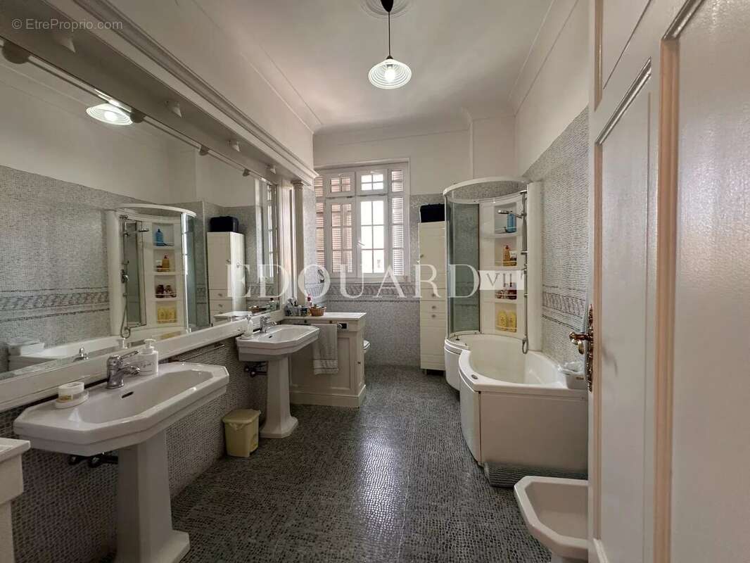 Vaste trois pièces à vendre avec belle vue sur la ville jusqu’à la mer, en plein centre de Menton - photo 9