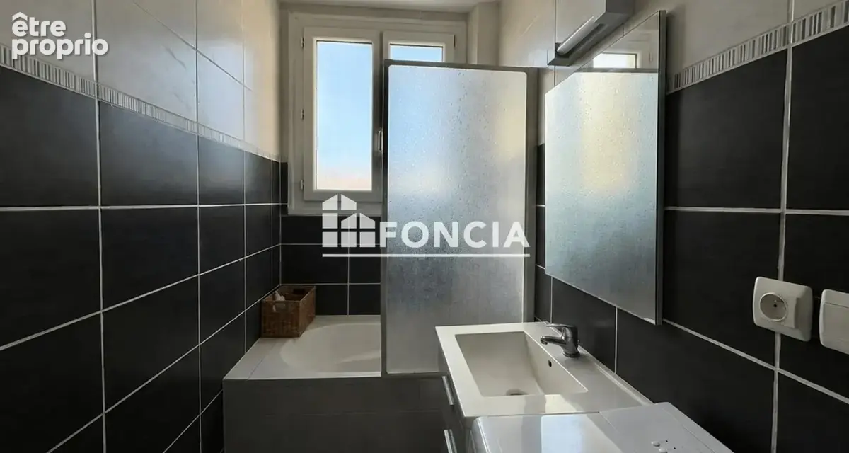 Appartement 2 pièces avec balcon – vendu loué – transports et commerces à proximité immédiate - photo 3