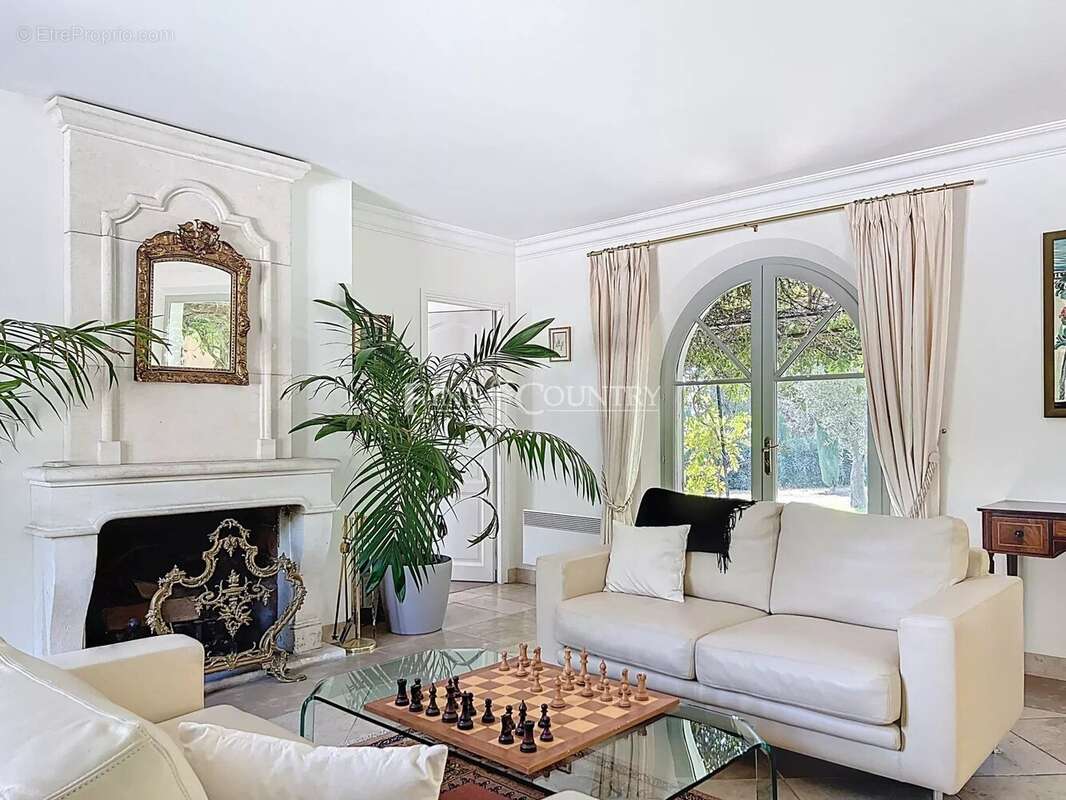 Maison à CHATEAUNEUF-GRASSE