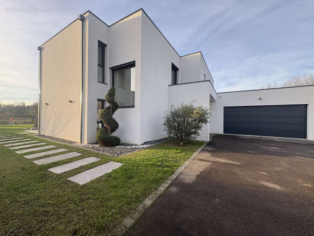 Maison à LA CHAPELLE-SAINT-LUC