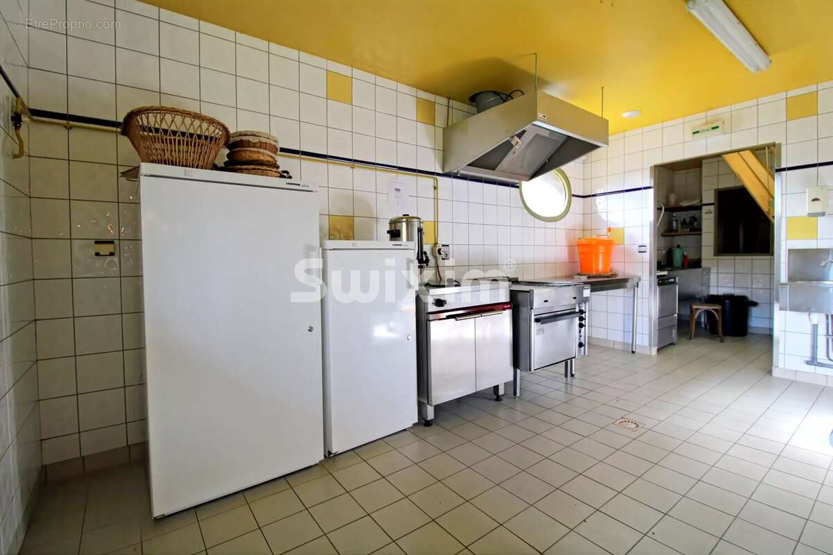 Maison avec deux appartements, salle polyvalente et plus d'un hectare de terrain : un lieu de vie aux multiples possibilités - photo 4