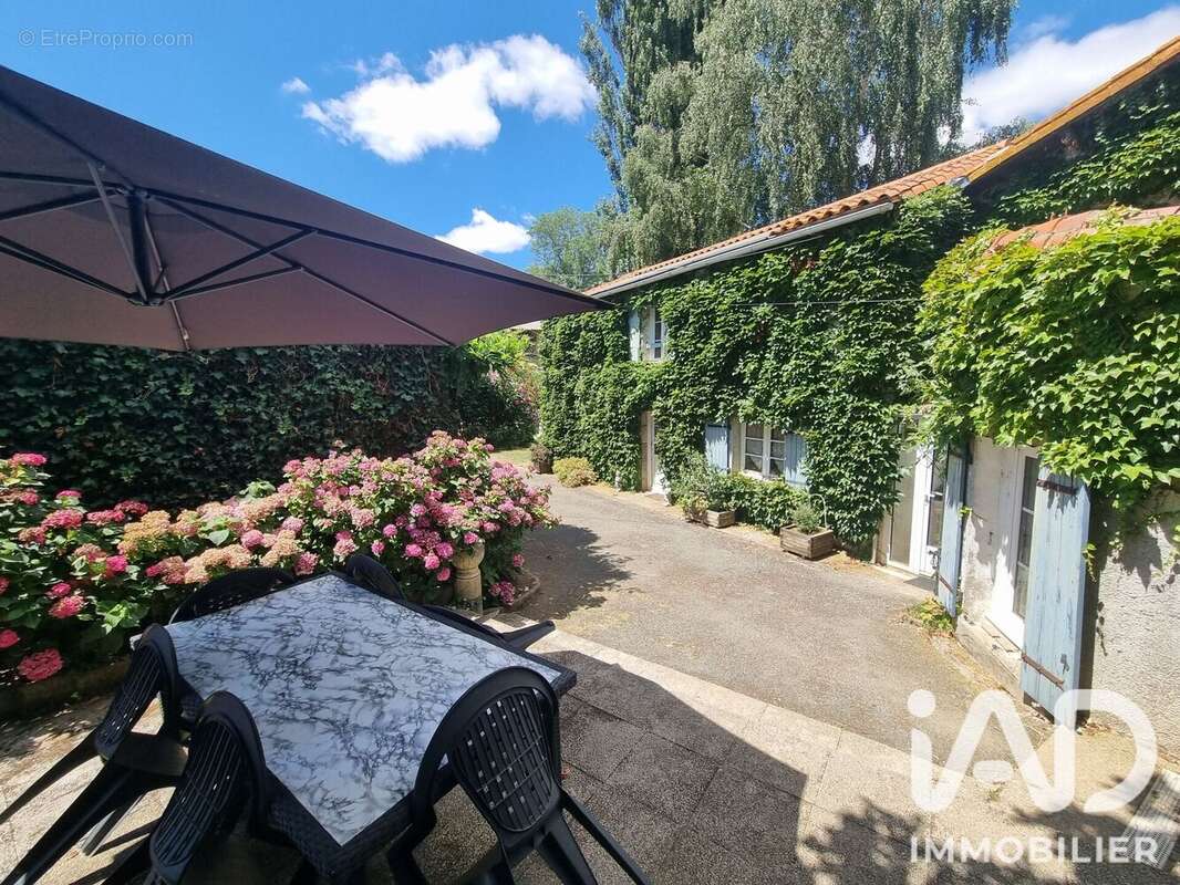 Maison 142 m² à Pouzauges  - photo 3