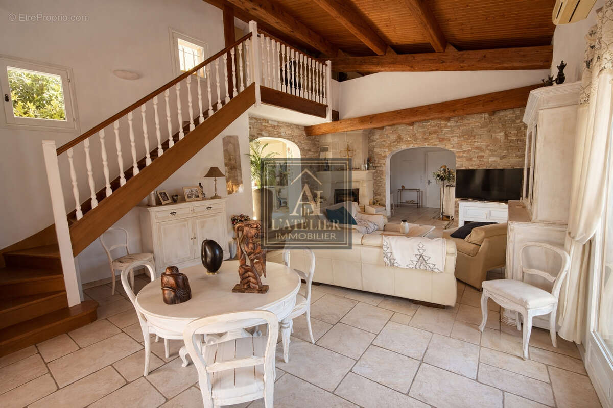 Maison de 175 m2 avec appartement de type2/3 indépendant, piscine et garage sur une parcelle de 1285 m2 - photo 9