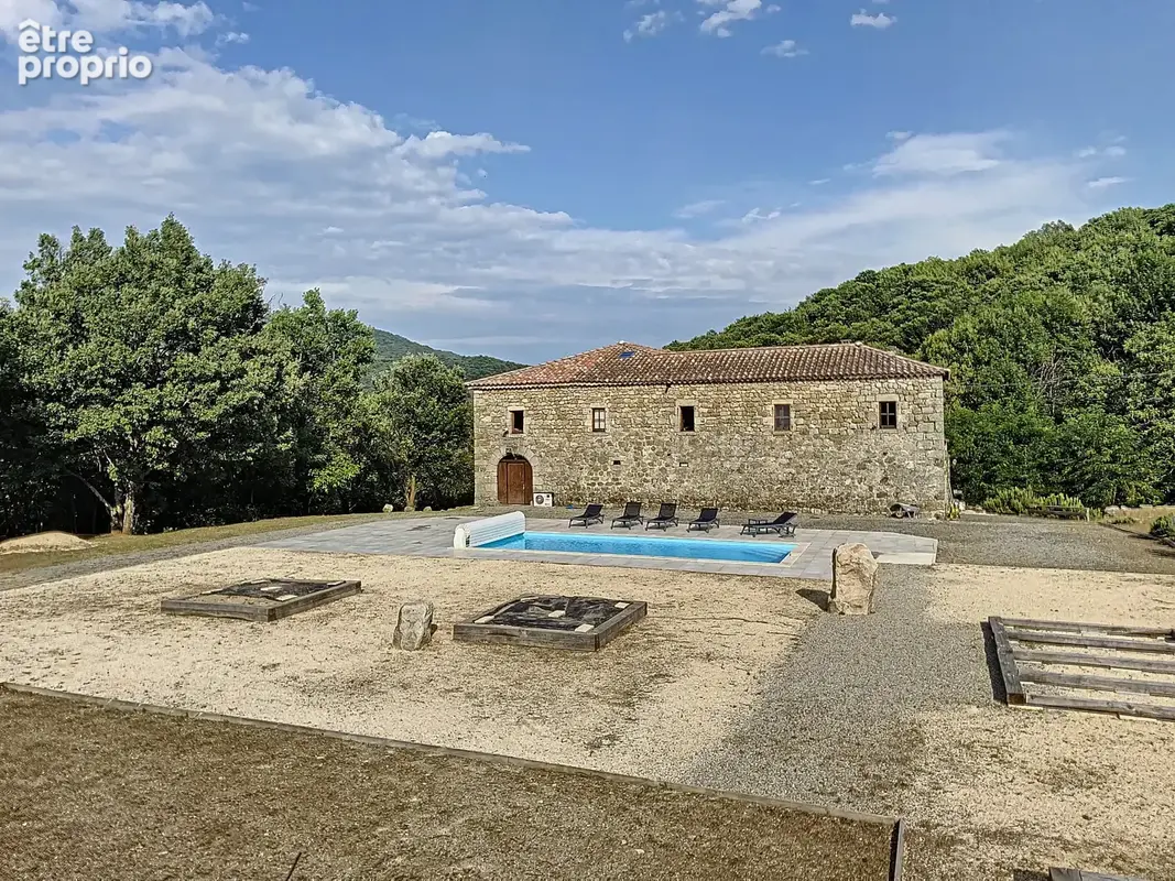 Une bastide du 16ème siècle rénovée de 260 m2 hab., aménagée en 2 logements et annexes, cour intérieure, pisci - photo 4