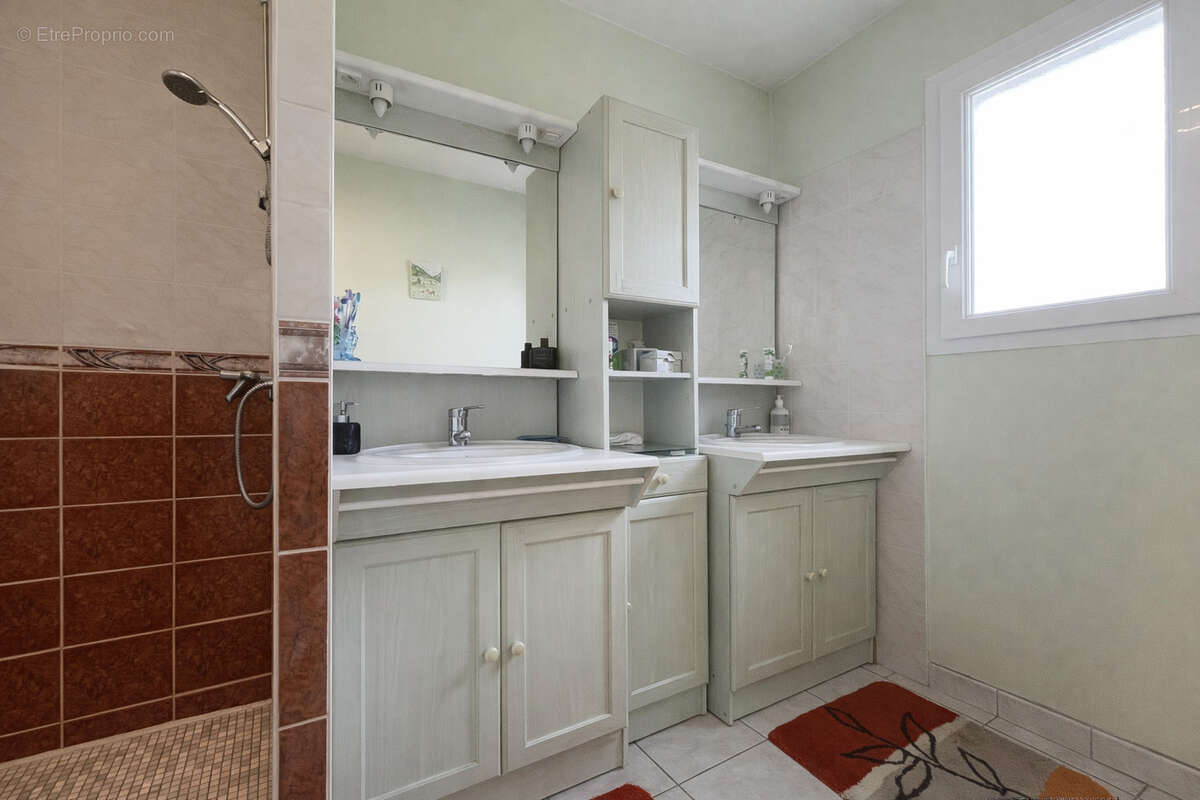 Maison à GREZIEU-LA-VARENNE