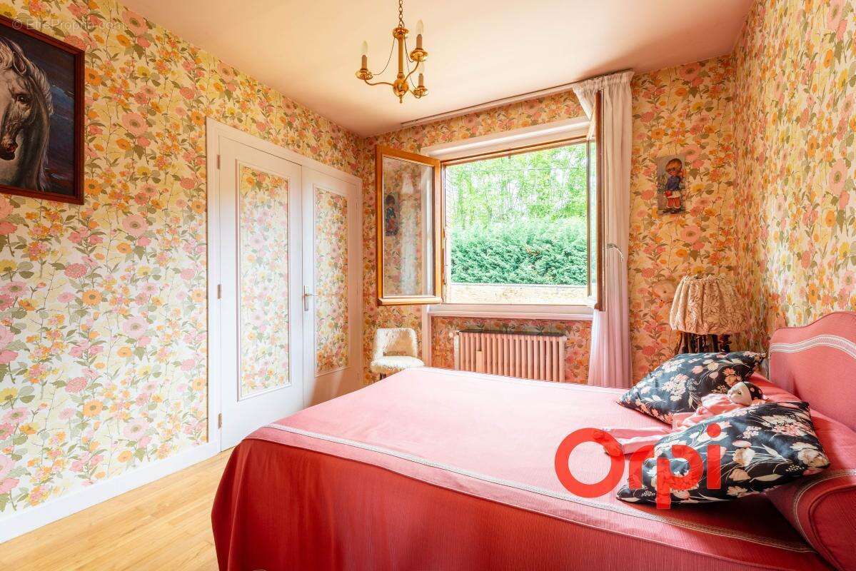 Maison familiale de 150 m² avec appartement indépendant, sous-sol complet et terrain de 999 m² - photo 12
