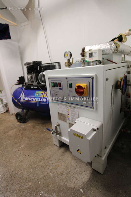 Commerce à IVRY-LA-BATAILLE