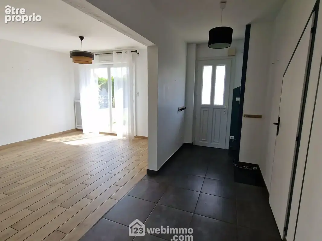 Entrée donnant sur le séjour...