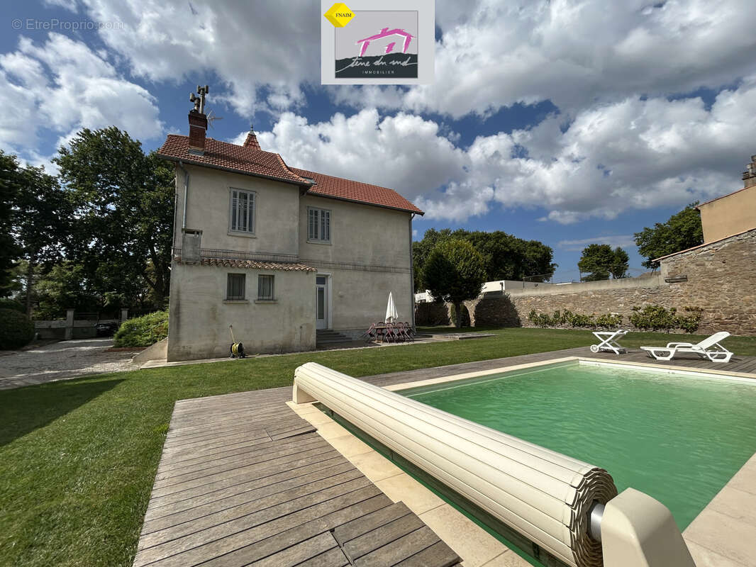 Maison bourgeoise au cœur d'un magnifique terrain avec piscine. - photo 18