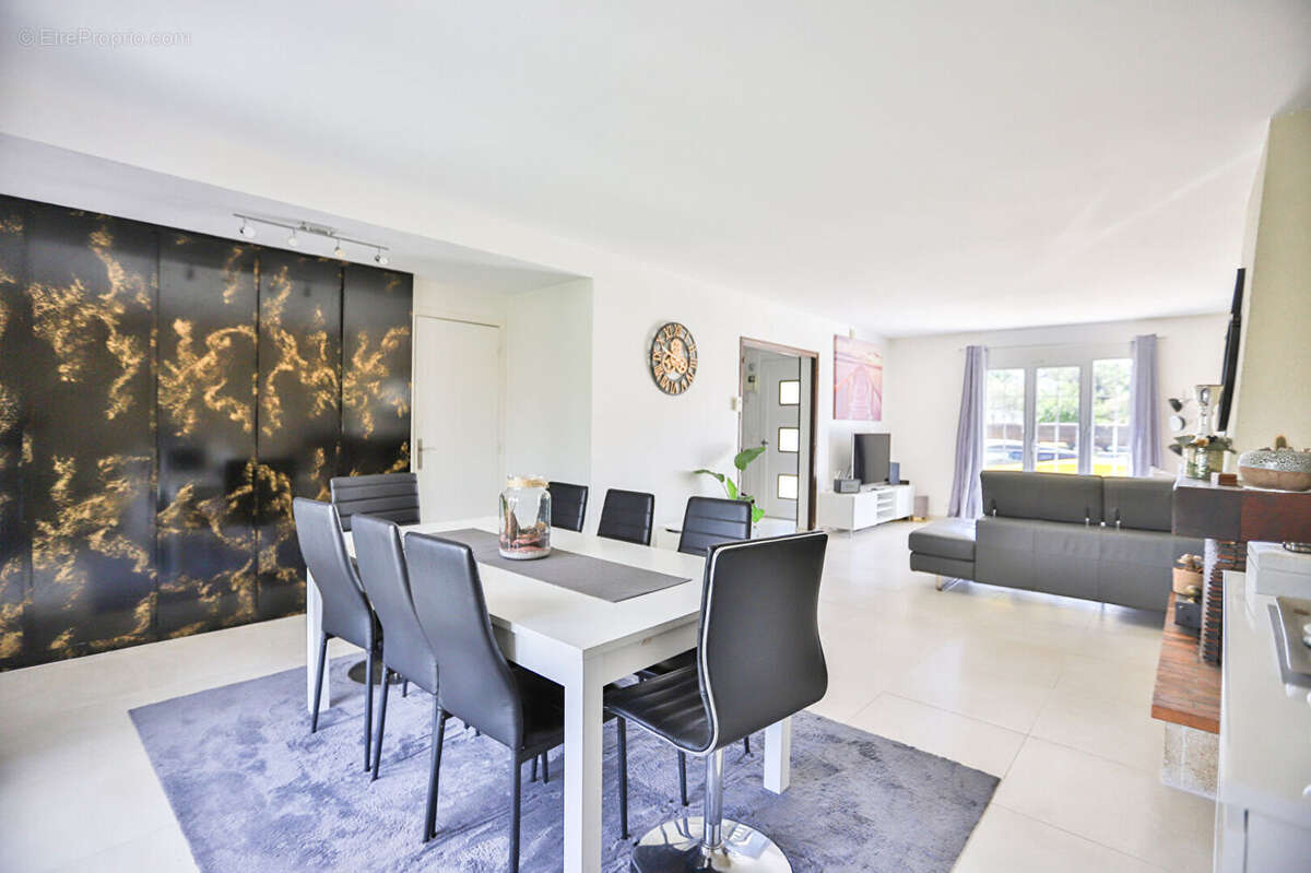 Maison à NEAUPHLE-LE-CHATEAU