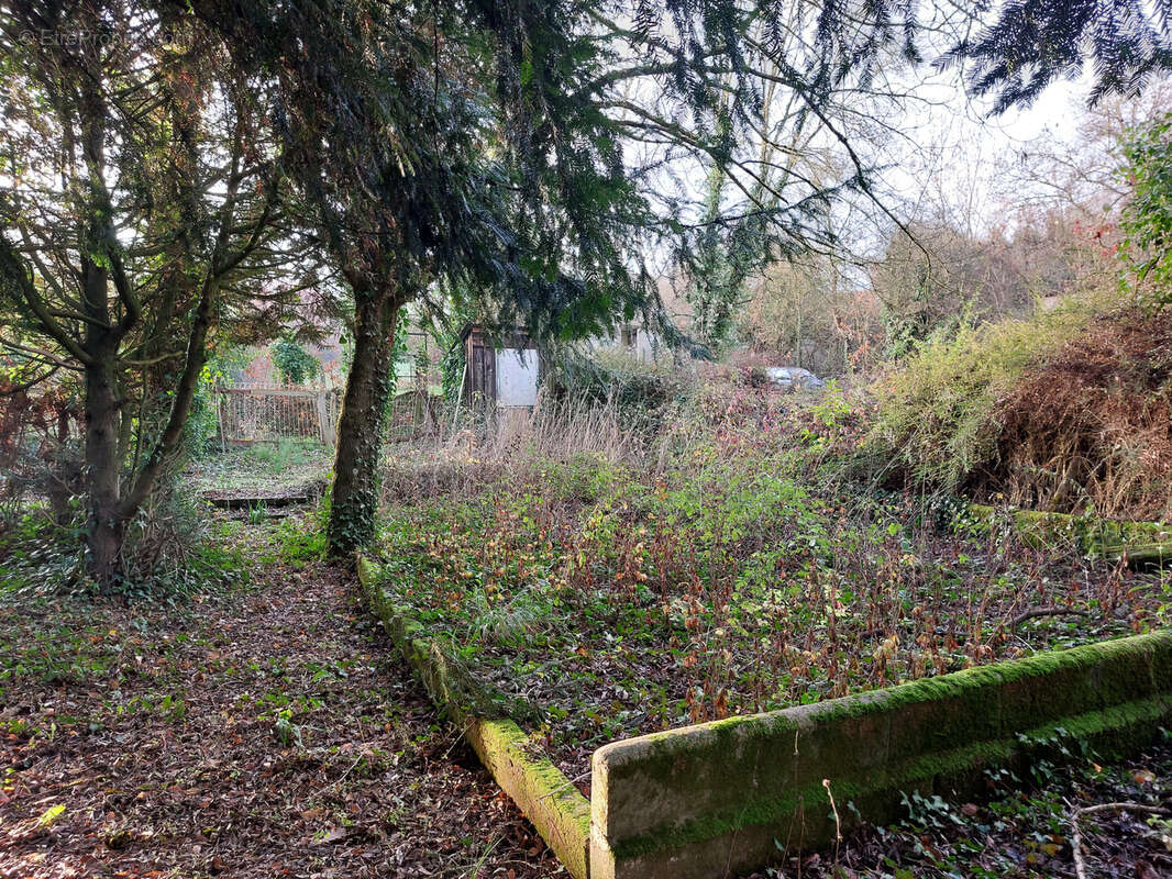 Terrain à SAINT-JACQUES-DE-THOUARS
