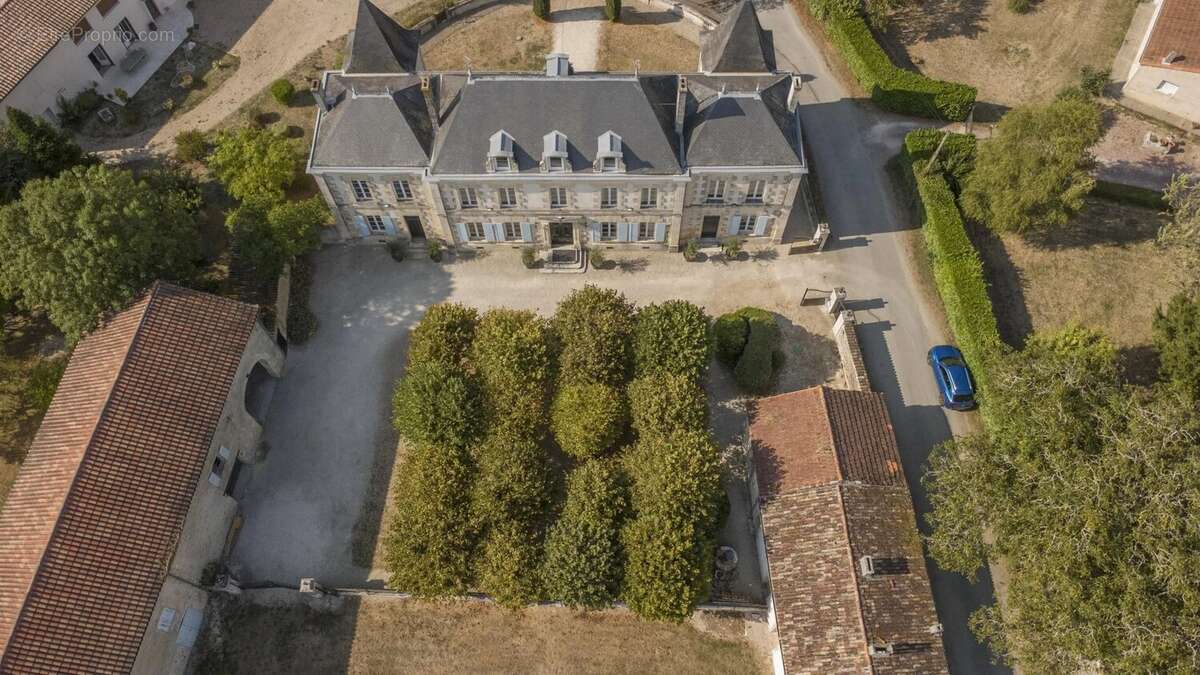 Château d’Exception avec Dépendances, Piscine et Jardin Paysager – Proche de St Jean d’Angély - photo 27