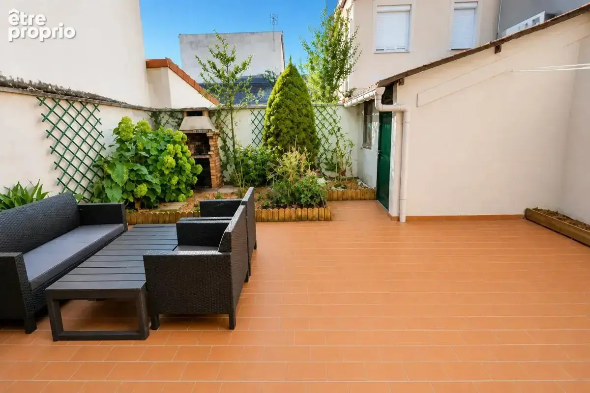 Maison de 5 pièces de 115 m²   située à Drancy - photo 1