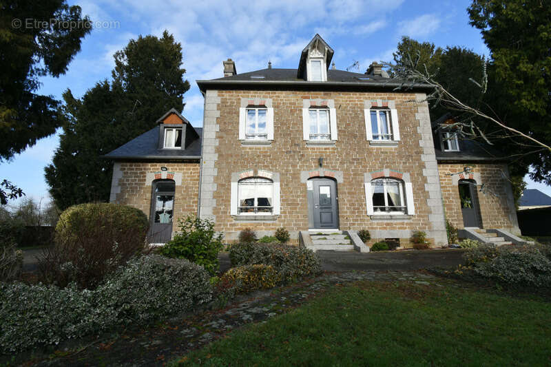 Maison 220 m² à Saint-Fraimbault  - photo 2