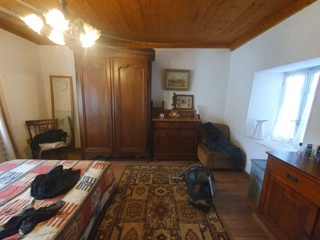 Maison à LA ROCHE-CANILLAC