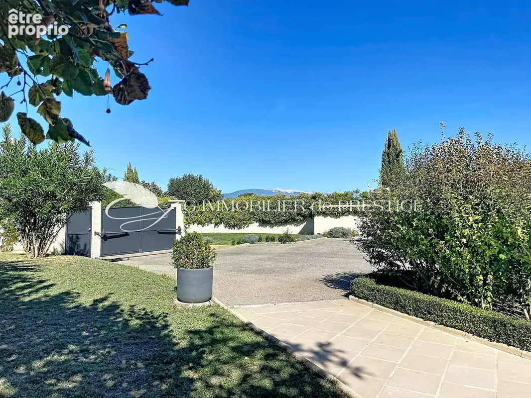 Une remarquable villa d’architecte et sa piscine baignée de soleil - photo 3