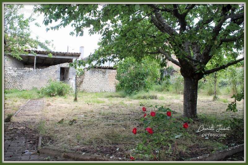 Maison à MONTMOREAU-SAINT-CYBARD