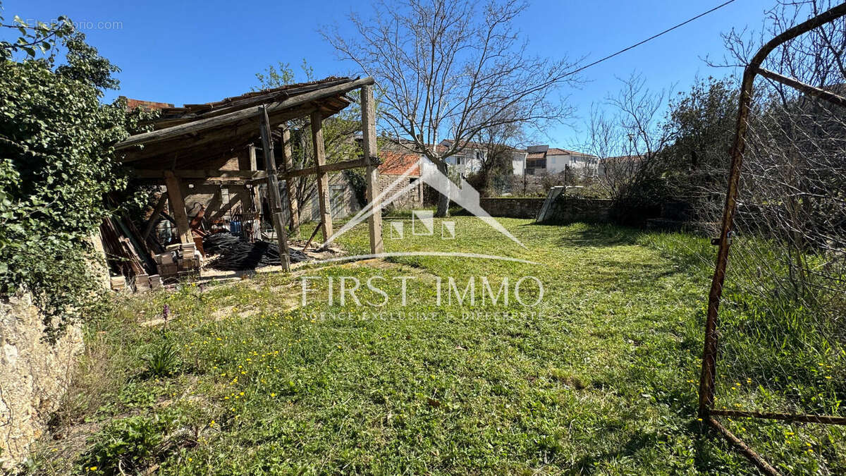À vendre - Terrain de 725 m² avec grange à rénover - Velaux (13880) - photo 4