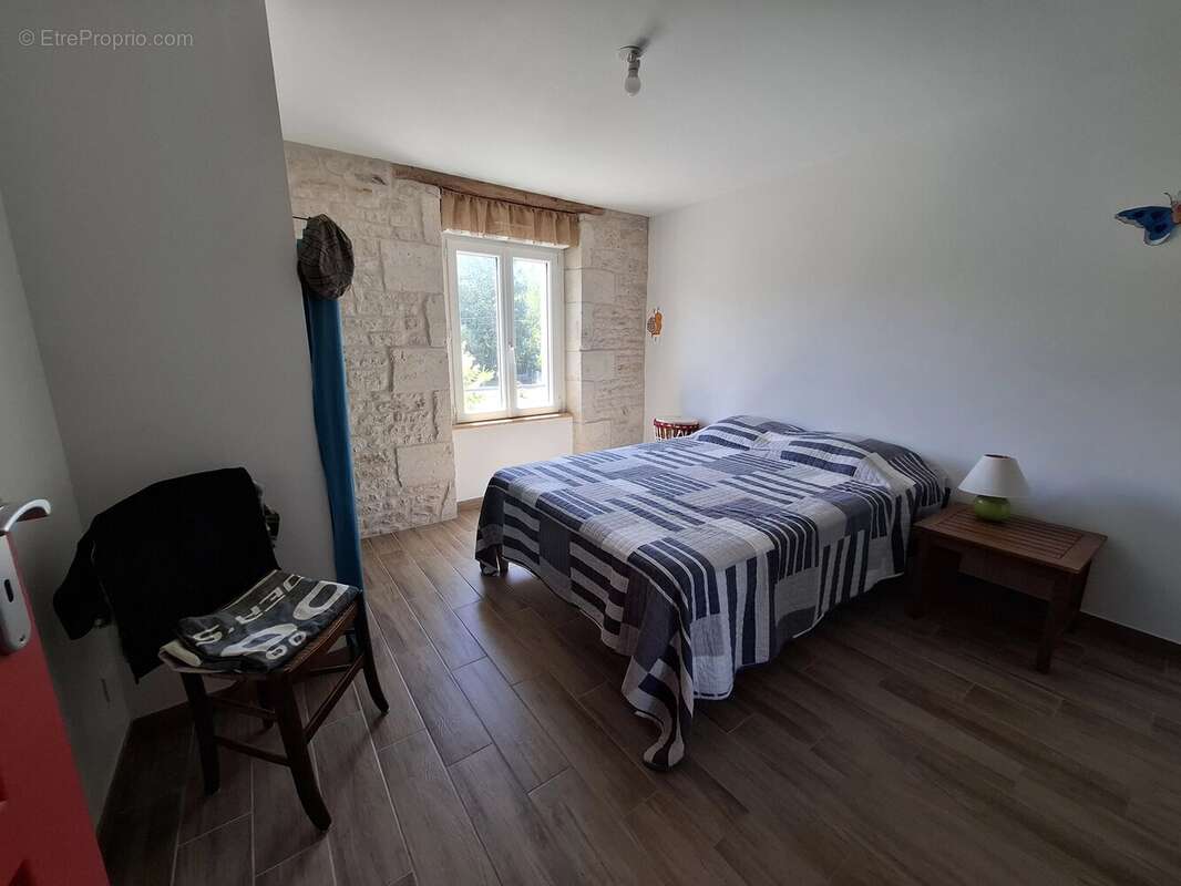 Maison familiale impeccable de 4 à 5 chambres, idéalement située à quelques minutes à pied de toutes les commodités. - photo 7
