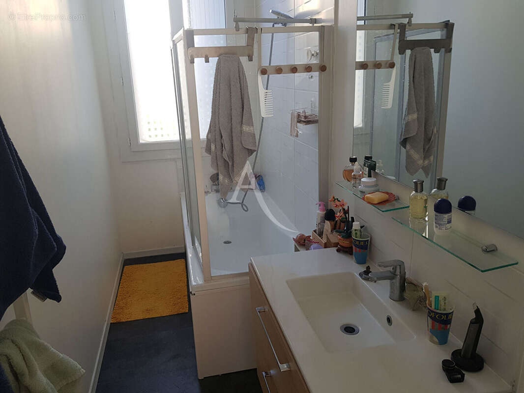 ROCHEFORT - Appartement T3 rénové, proche place Colbert - photo 8