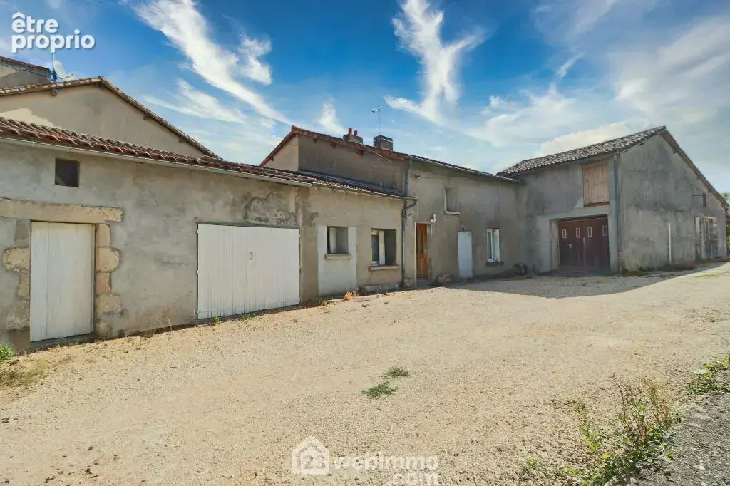 Proche des commerces, écoles et collèges, maison avec vie de plain-pied.