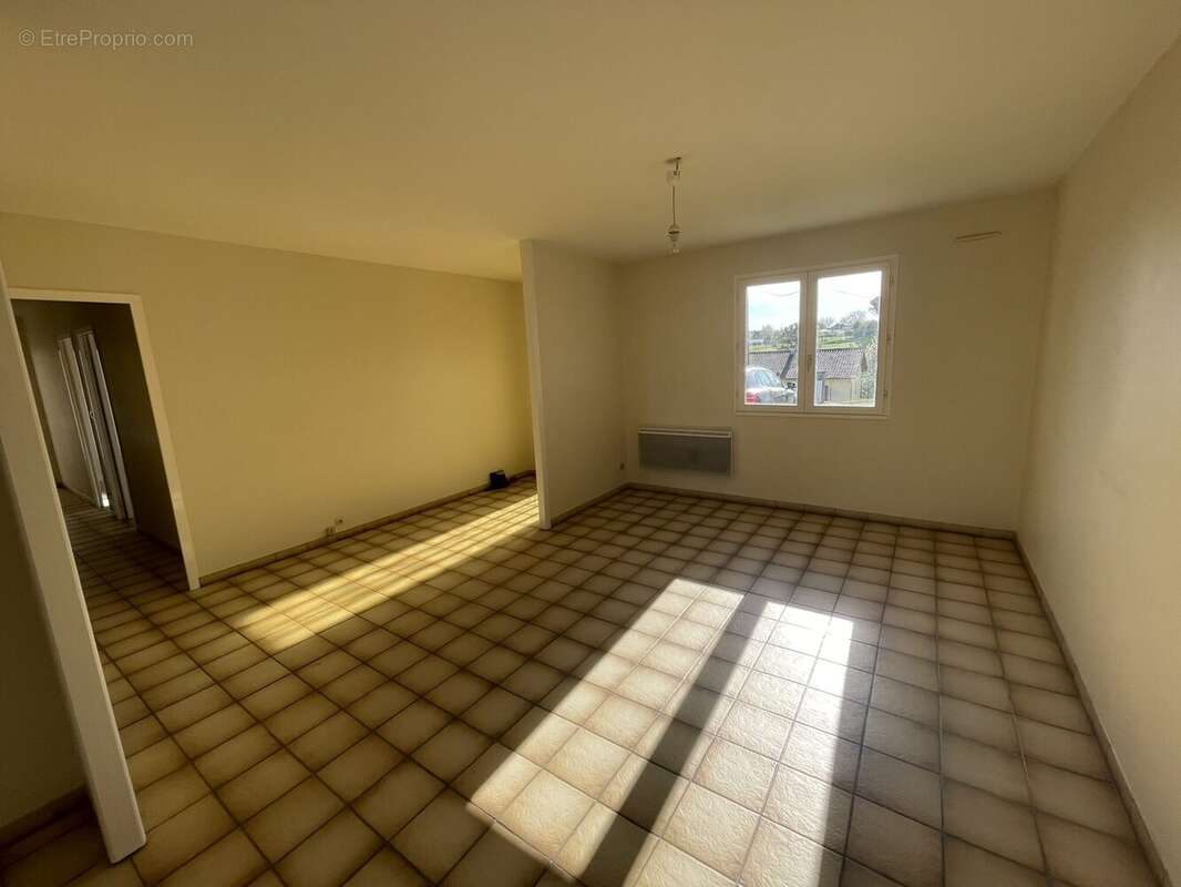 salon salle à manger - Maison à SAINT-PIERRE-DE-CHIGNAC