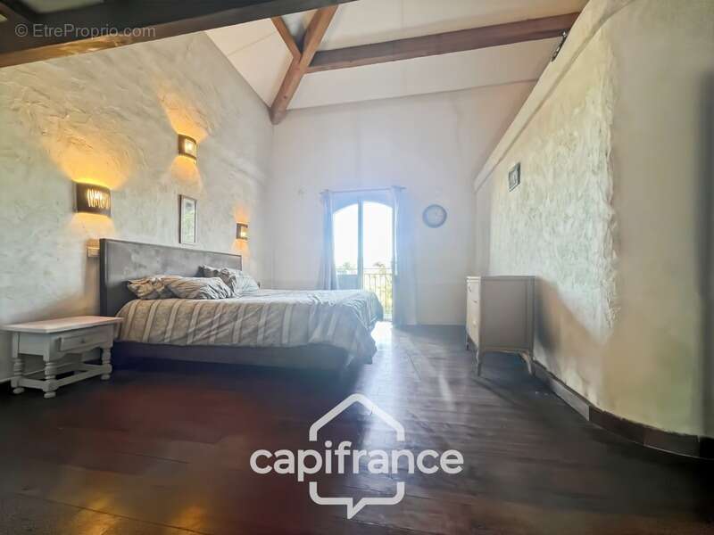Domaine et Golf de Pont Royal, belle  propriété de 290 m2 établie sur un terrain de 2600 m2, cinq chambres, un bureau, piscine,  - photo 45