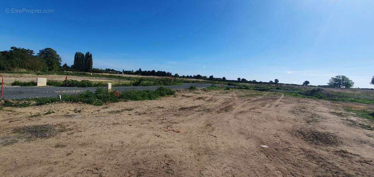 Terrain à LA MENITRE