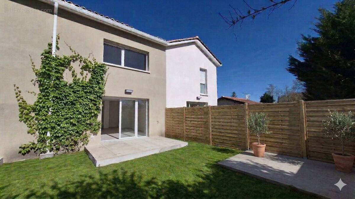 Maison à SAINT-JEAN-D'ILLAC